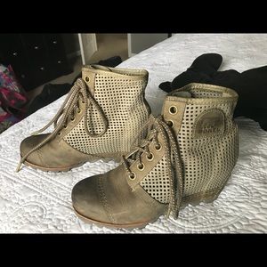 Sorel Joan of Arc olive mesh leather booties